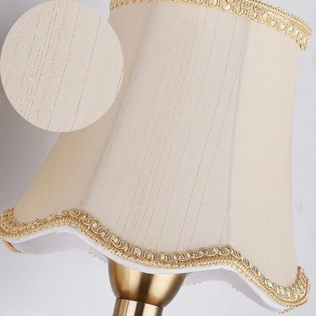 Arandela de Parede Cúpula em Tecido Acabamento Dourado