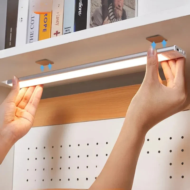 Barra de luz LED sem fio instalada sob armário ou prateleira de cozinha.