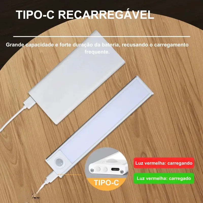 Luminária LED recarregável via cabo USB Tipo-C sobre mesa de madeira.