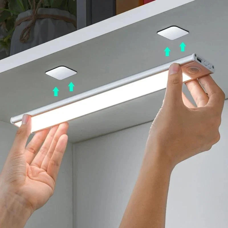 Instalação de luminária LED sem fio sob armário de cozinha