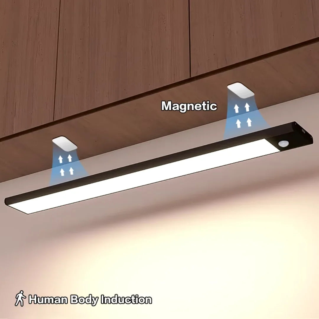 Luminária de LED com sensor de presença e fixação magnética sob armário de madeira.