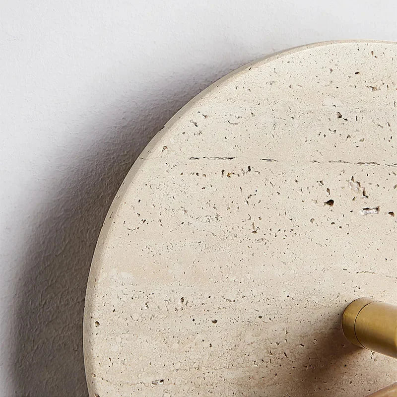 Detalhe da superfície de pedra natural clara com textura orgânica e acabamento fosco.
