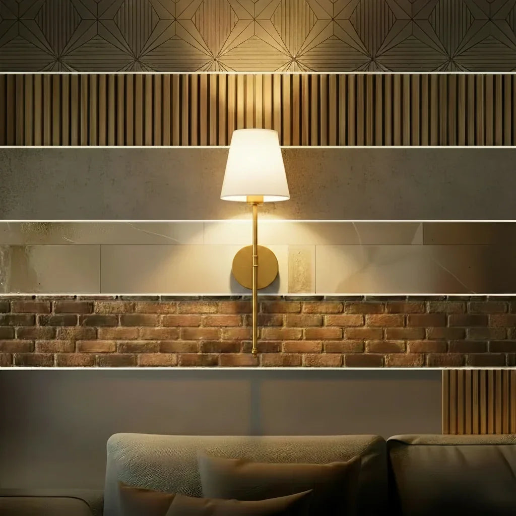 Arandela de parede moderna com cúpula branca em parede decorativa de tijolos e painéis.