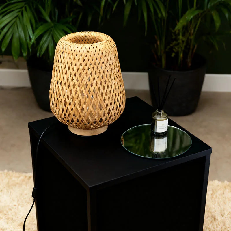 Luminária de Mesa em Bambu Artesanal com Iluminação LED.