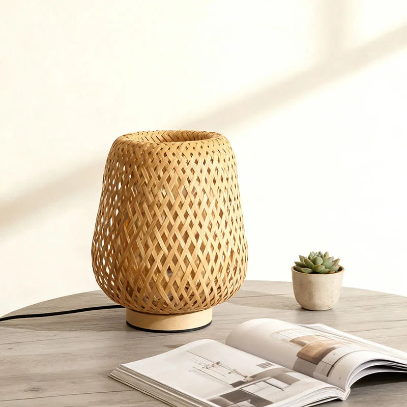 Luminária de Mesa em Bambu Artesanal com Iluminação LED.