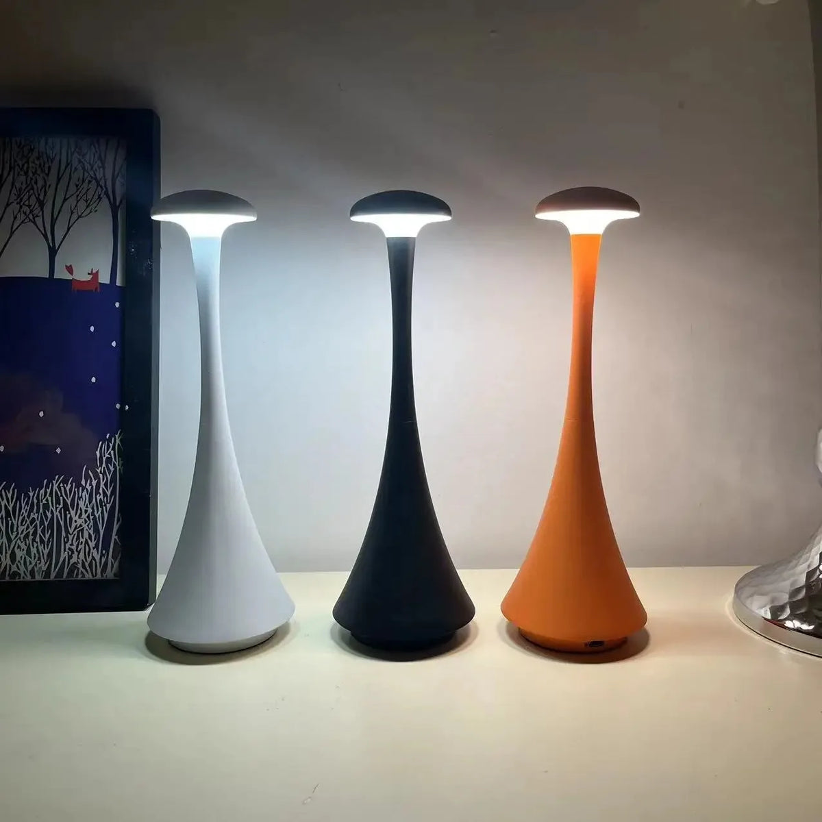 Luminária de Mesa LED Recarregável com Toque e Design Moderno.
