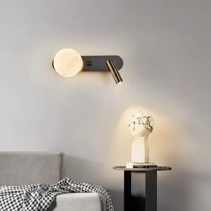 Arandela de Parede com Luz Direcionável para Leitura Noturna.