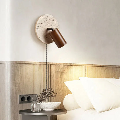 Arandela de parede moderna com base de pedra e cúpula de madeira em quarto decorado.