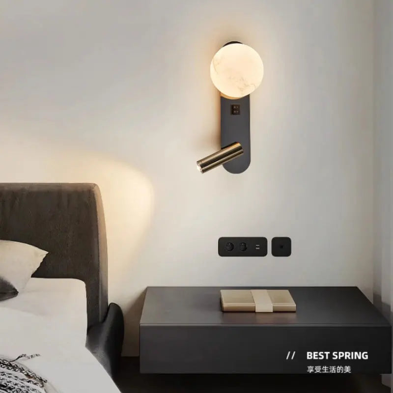 Arandela de Parede com Luz Direcionável para Leitura Noturna.