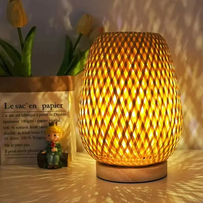 Luminária de Mesa em Bambu Artesanal com Iluminação LED.