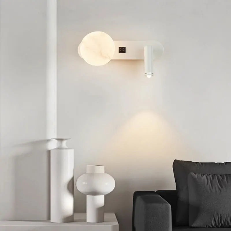 Arandela de Parede com Luz Direcionável para Leitura Noturna.
