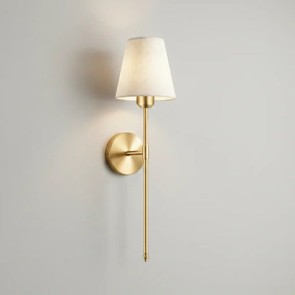 Arandela de parede dourada com cúpula de tecido bege para iluminação decorativa.