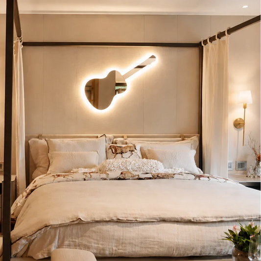 Espelho decorativo em formato de violão com iluminação LED sobre cama de casal.
