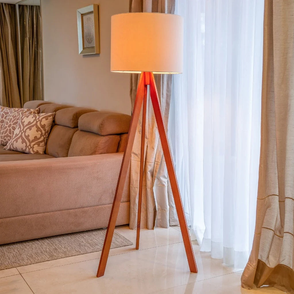Luminária de Piso Tripé Nórdica em Madeira - Edição Minimalista 1,50m.