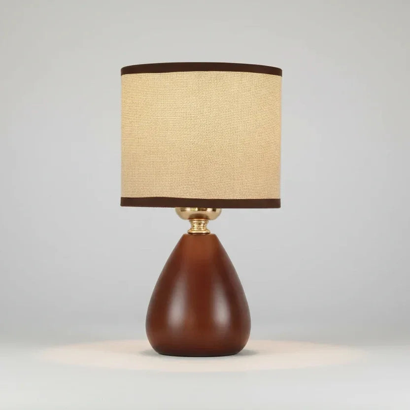 Luminária de mesa com base de madeira marrom e cúpula de tecido bege
