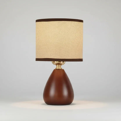 Luminária de mesa com base de madeira marrom e cúpula de tecido bege