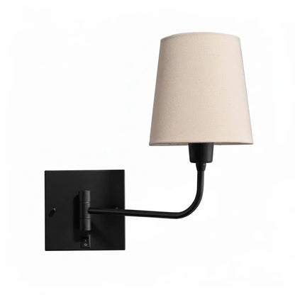 Arandela de parede preta com cúpula de tecido bege para iluminação decorativa.