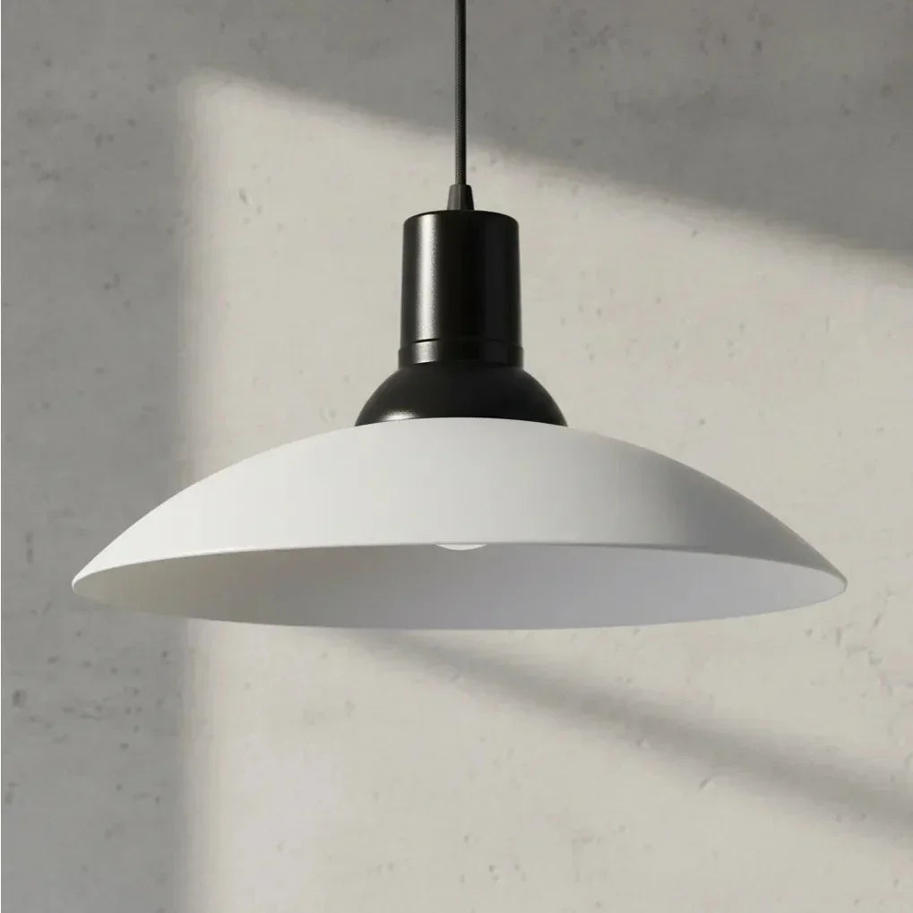 Luminária pendente moderna com cúpula branca e detalhes em preto sobre fundo cinza.