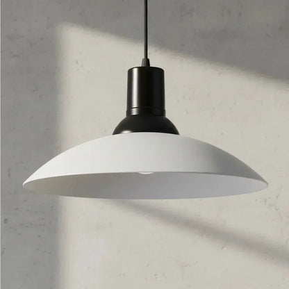 Luminária pendente moderna com cúpula branca e detalhes em preto sobre fundo cinza.