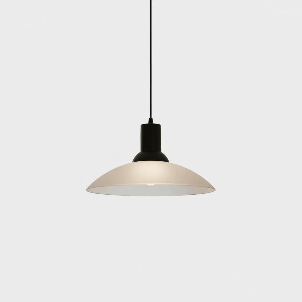 Luminária pendente com cúpula de vidro fosco branco e suporte preto