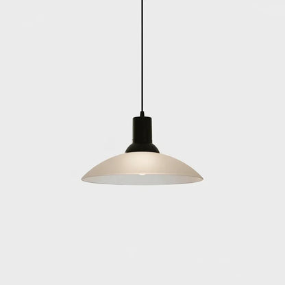 Luminária pendente com cúpula de vidro fosco branco e suporte preto