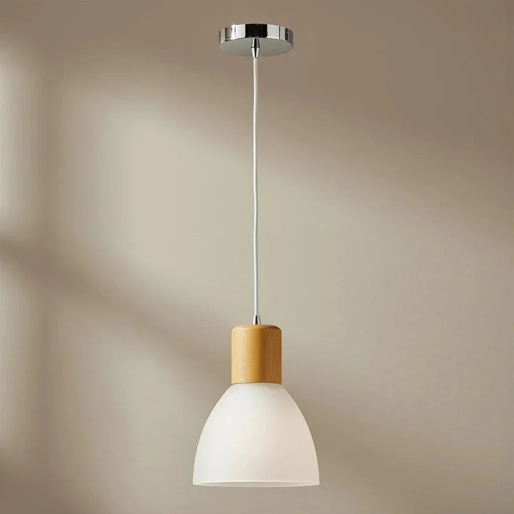 Luminária pendente com cúpula de vidro branco fosco e detalhe em madeira.