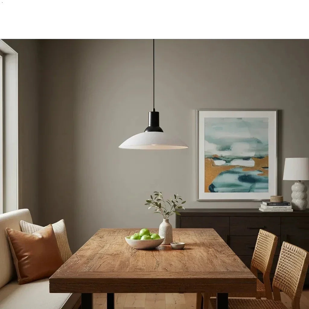 Luminária pendente branca moderna sobre mesa de madeira em sala de jantar minimalista.