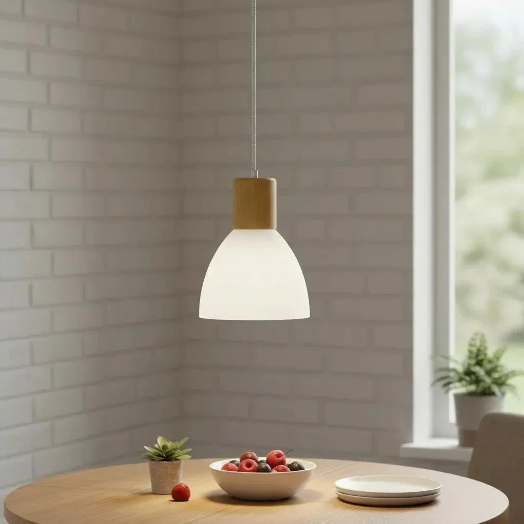 Luminária pendente branca com detalhe em madeira sobre mesa de madeira com frutas