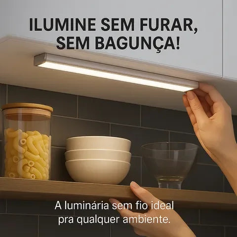 Luminária de LED sem fio instalada sob armário de cozinha iluminando bancada.