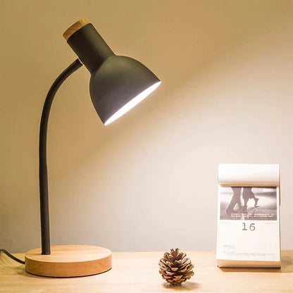 Luminária de Mesa Nórdica em Madeira - Elegância e Conforto Visual