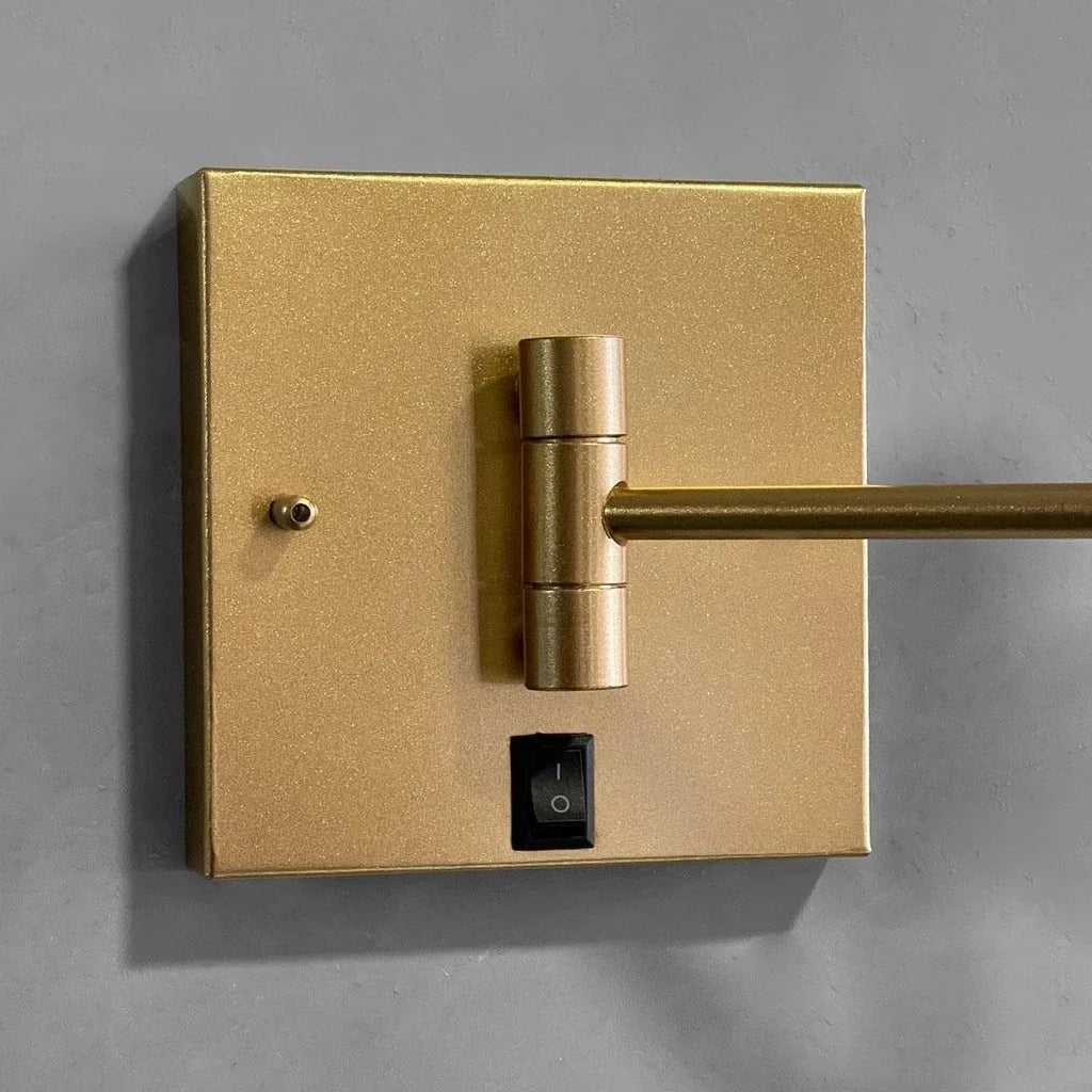 Arandela de parede dourada com interruptor integrado em estilo moderno.