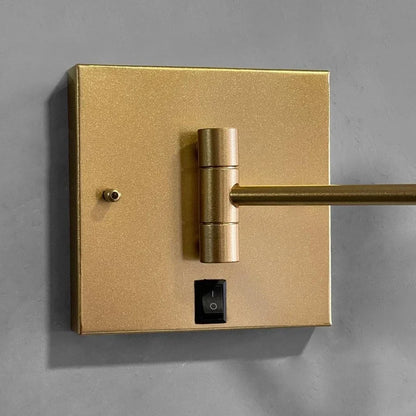 Arandela de parede dourada com interruptor integrado em estilo moderno.