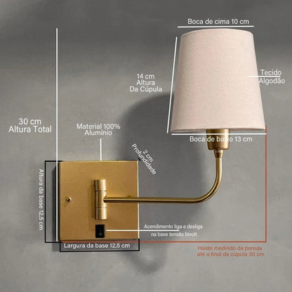 Luminária de parede articulada dourada com cúpula de tecido de algodão e base quadrada