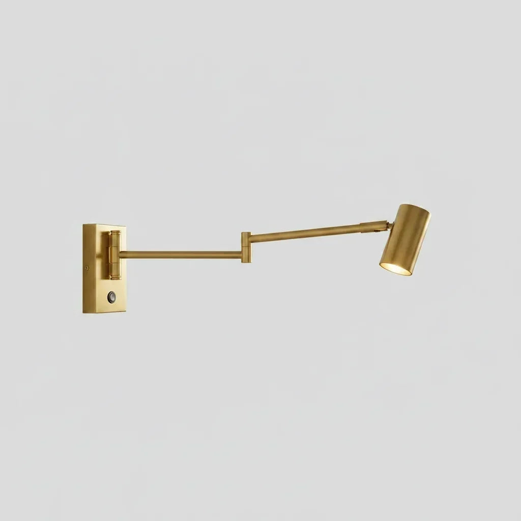Arandela de parede articulada em metal dourado com design moderno e minimalista.