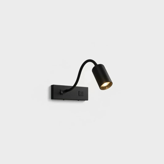 Arandela de parede preta com braço flexível e foco de luz direcionado.